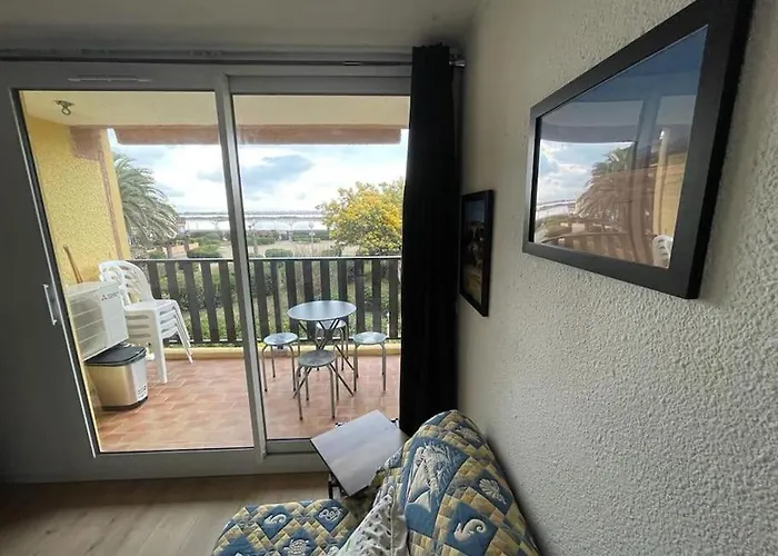 Plage Du Grazel & Vue Sur Les Chalets De Gruissan
